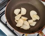 Foto del paso 1 de la receta: Omelet con patatas y queso. ॐ