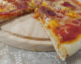 Foto del paso 4 de la receta: Pizza de quesos, jamón serrano y jamón cocido🍕