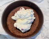 Foto del passaggio 8 della ricetta Torta mousse con cioccolato, panna e fragole