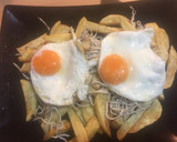 Foto del paso 4 de la receta: Huevos rotos con gulas
