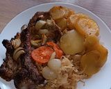 Savanyú káposzta és burgonya ágyon barna sörben pácolt hagymás sült recept fázis 4 fotója