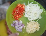 Foto langkah ke 1 dari resep Basis Pedas Asam Manis Nano Nano (Bakso Sosis).