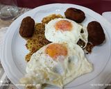 Foto del paso 4 de la receta Huevos fritos sobre torta de patata