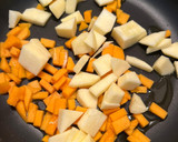 Foto del paso 1 de la receta: Hojaldre de espinacas con cebolla caramelizada, manzana y queso de cabra