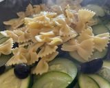 Foto del passaggio 2 della ricetta Frittata di farfalle con zucchine ed olive