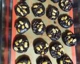 Foto del paso 3 de la receta: Bizcochitos de chocolate con maní y chispas 🍪🥜🍫