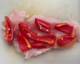 Foto del paso 2 de la receta: Pechuga de pollo rellena de jamón serrano, pimiento y miel en air fryer