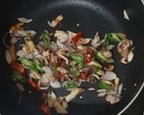 Foto langkah ke 5 dari resep Tumis buncis puyuh jamur.