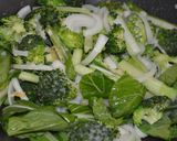 Une image de l'étape 4 de Ramyeon poulet et brocoli.