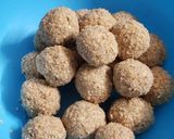A picture of step 4 of Instant sesame peanut balls.