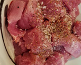 Foto del paso 2 de la receta: Estofado de solomillo de cerdo con boniato y setas