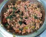 Une image de l'étape 6 de Galettes de porc épicées aux fanes de radis, herbes et tomate.