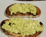 Foto del paso 5 de la receta: Tostas con aguacate, huevo, salsa mahonesa y langostinos