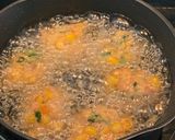 รูปขั้นตอนการทำที่ 3 ของ หมูทอดใส่ข้าวโพดโหระพา