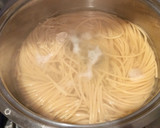 Foto del paso 1 de la receta: Espaguetis integrales al pesto con gambón