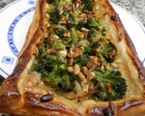 Foto del paso 5 de la receta: Hojaldre de brécol, cebolla y piñones