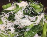 Hình bước làm 3 của món Rau cải xào bún (đặc sản quê mình đấy)