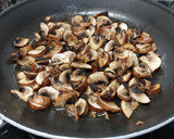 Foto del paso 1 de la receta: Farfalle de boletus con salsa de parmesano y champiñones
