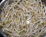 Une image de l'étape 1 de Salade de germes de soja aux crevettes 🍤.