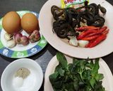 Foto langkah ke 1 dari resep Telur Dadar Geprek Sambal Belut.