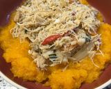Foto del paso 7 de la receta: Wok de vegetales, merluza y fideos de arroz sobre puré de calabaza 🥙