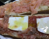 Foto del paso 2 de la receta: Bocadillo de salmón ahumado, queso fresco y tomate rallado