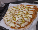 Foto del paso 6 de la receta: Pizza integral de puerros y pera