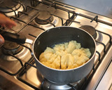 Foto del paso 2 de la receta: Croquembouche (masa choux y crema pastelera)