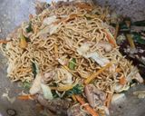 Foto langkah ke 7 dari resep Mie Goreng Kulit Ayam.
