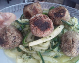 Foto del paso 9 de la receta: Espagueti🍝 de calabacín verde🥒 con albóndigas de brócoli🥦 y zanahoria🥕