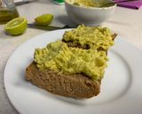 Foto del paso 3 de la receta: Tostas de guacamole y queso para el desayuno