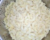 A picture of step 1 of Mix chicken Macaroni.
