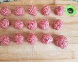 Une image de l'étape 1 de Boulettes de bœuf haché à la sauce et pâtes.