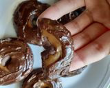 Foto del paso 10 de la receta: Rosquitas de chocolate bañadas en dulce de leche y chocolate
