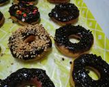 Foto langkah ke 3 dari resep Donat Coklat Glaze.