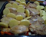 Foto del paso 5 de la receta: Pata muslo y pechugas de pollo con papas sobre colchón de verduras..