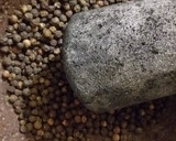 Foto del paso 3 de la receta: "Lomo de cerdo al pimiento" en una cama de espárragos y puré