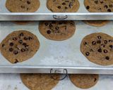Foto langkah ke 8 dari resep Flat Chocochips Cookie Chewy.
