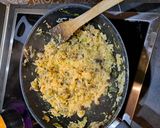 Une image de l'étape 4 de Riz sauté crevette et champignon.