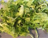 Une image de l'étape 2 de Salade de frisée aux tomates,mozzarella et fleurs de basilic.