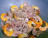 Hình bước làm 3 của món Mì xào tôm rau củ và nấm đùi gà