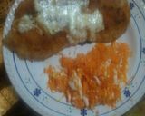Foto del paso 5 de la receta: Milanesa de pollo con salsa y queso + ensalada