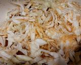 Hình bước làm 2 của món Bắp cải xào lòng gà tép khô