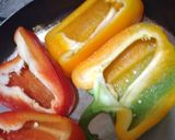 صورة لخطوة 1 من وصفة فلفل ألوان محشي في الفرن 🌶
