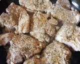 Foto del paso 3 de la receta: Chuletas de cerdo al sartén con guarnición