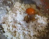 Foto del paso 1 de la receta: Tortitas de coliflor con cebollino, lima y queso Pecorino