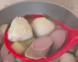 Foto langkah ke 6 dari resep Sop Sosis Bakso Praktis.
