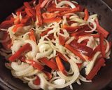 Foto del paso 1 de la receta: Pollo y vegetales al wok (sin wok)