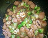 Foto langkah ke 3 dari resep Tumis Brokoli Sosis.