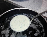 Foto del paso 2 de la receta: Crepes de albahaca y perejil rellenos de bechamel de queso y pollo